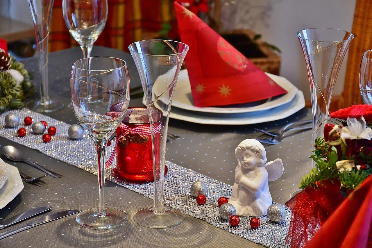 Opter pour une décoration de table originale pour Noël avec des serviettes en papier