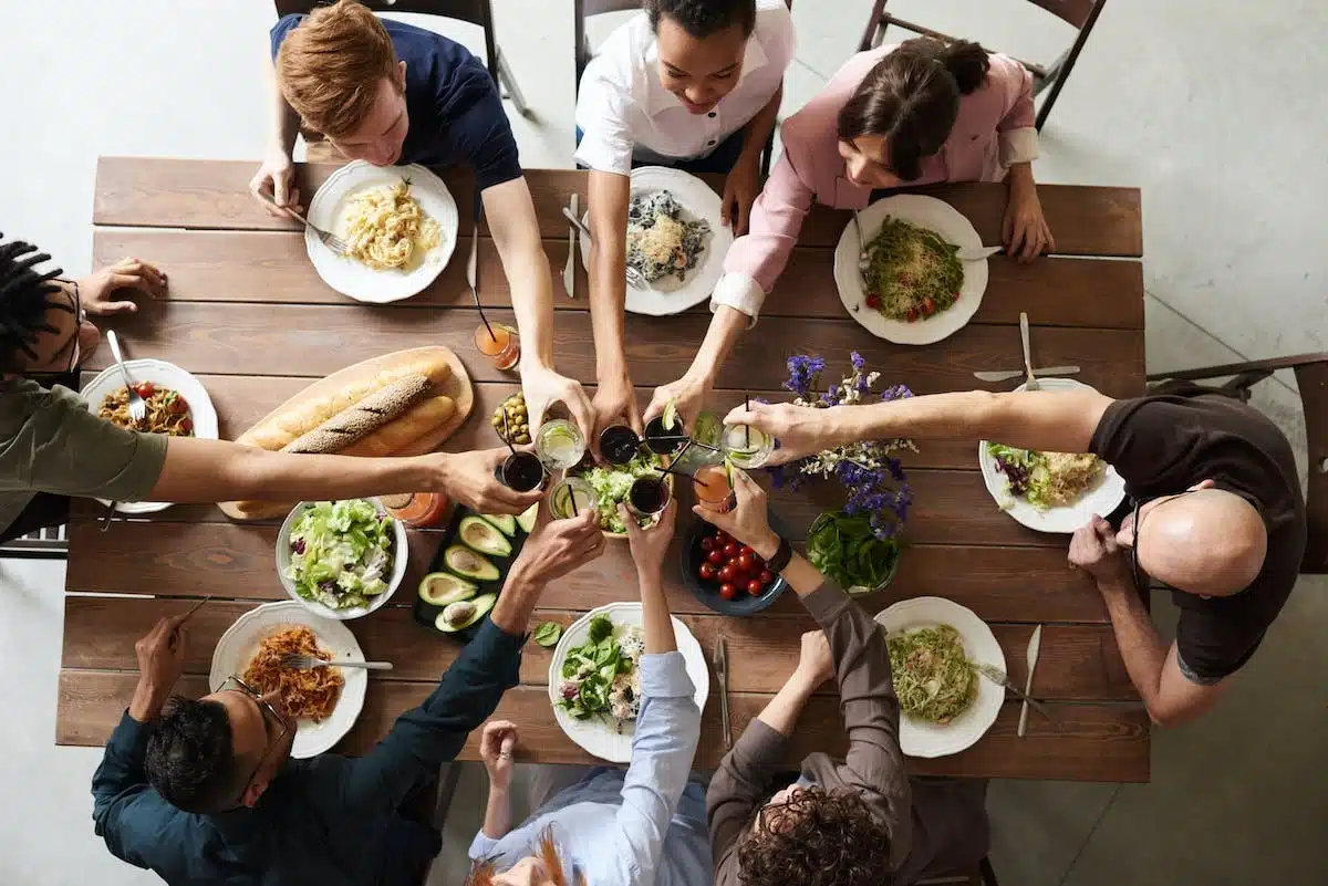 Organiser des dîners à thème chez soi : les astuces pour une soirée réussie