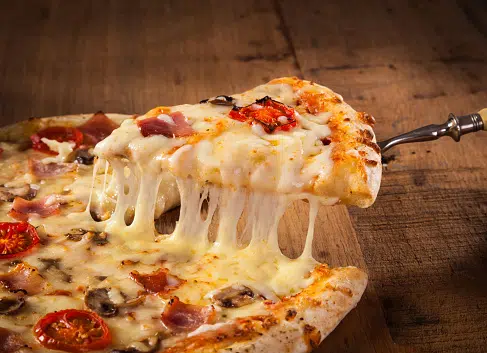 Quel type de fromage est utilisé sur la pizza ?