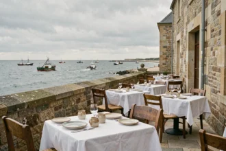 Terrasse de restaurant en bord de mer dans le Pas-de-Calais avec vue sur la Manche et des bateaux de pêche